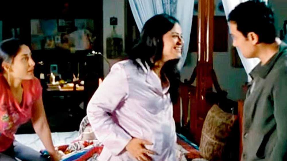 কিন্তু কিন্তু করলেও ২০০৮ সালে ‘রাধা কি বেটিয়াঁ কুছ কর দিখায়েগি’-তে রৌনক কপূরের চরিত্রে দেখা যায় মোনাকে। সে বছরই বড় পর্দায় তাক লাগিয়ে দেন তিনি। করিনা কপূরের দিদির চরিত্রে ‘থ্রি ইডিয়টস’ ছবিতে তাঁর অভিনয় নজর কাড়ে সকলের। এর পর ‘উট পটাঙ্গ’, ‘জেড প্লাস’-এর মতো ছবিতে অভিনয় করলেও, সেগুলির কোনওটিই ‘থ্রি ইডিয়টস’-এর মতো সাফল্য পায়নি।