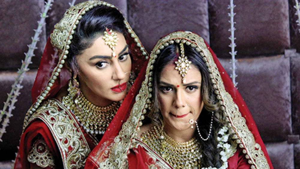 বিদ্যুতের সঙ্গে সম্পর্ক শেষ হয়ে যাওয়ার পর ফের কাজে মনোনিবেশ করেন মোনা। ‘ক্যায়া হুয়া তেরা ওয়াদা’ সিরিয়ালের মাধ্যমে টেলিভিশনে ফেরেন তিনি। তার পর একে একে ‘ইতনা করো না মুঝে প্যায়ার,’ ‘প্যায়ার কো হো জানে দো,’ ‘কবচ...কালি শক্তিয়োঁ সে’-র মতো সিরিয়াল করেন তিনি।