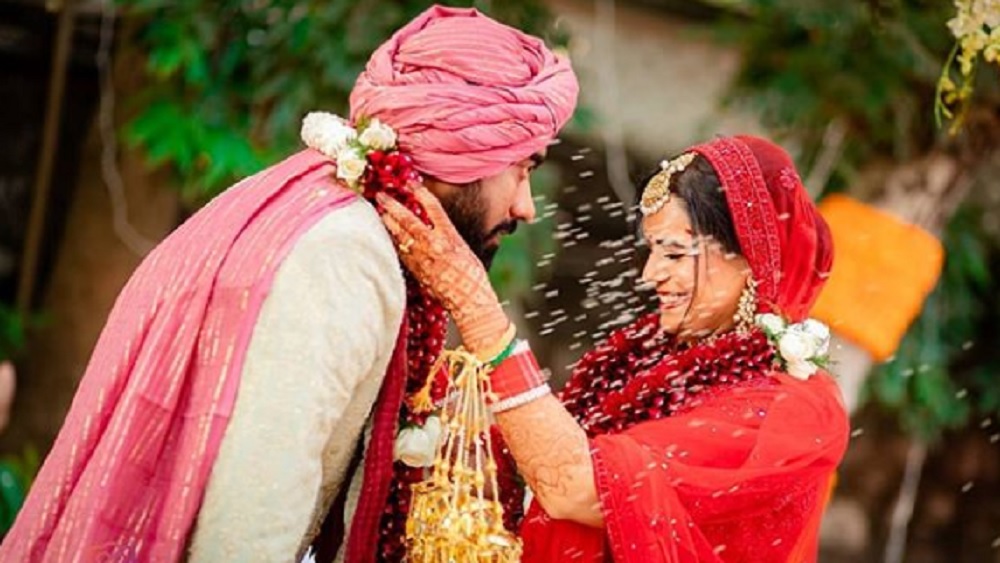 গত বছর ডিসেম্বরে ব্যাঙ্কার শ্যাম রাজগোপালনের সঙ্গে বিবাহবন্ধনে আবদ্ধ হন মোনা। এই মুহূর্তে সংসার নিয়েই ব্যস্ত তিনি। পাশাপাশি অভিনয়ও চালিয়ে যাচ্ছেন। শোনা যাচ্ছে, আমির খানের ‘লাল সিং চাড্ডায়’ গুরুত্বপূর্ণ ভূমিকায় দেখা যাবে তাঁকে।