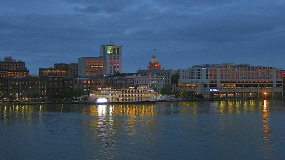 পর্যটকদের আকর্ষণ বাড়াতে কোনও শহর দিচ্ছে বিপুল ছাড়। আবার কোনও শহর সেখানকার থমকে যাওয়া অর্থনীতির উন্নতির জন্য কর্মীদের দিচ্ছে আকর্ষণীয় প্যাকেজ।