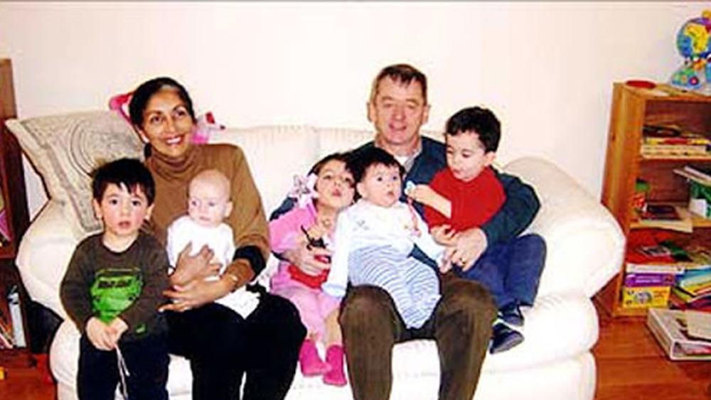 অবসরের অনেকটা জুড়ে থাকেন দুই মেয়ে-জামাই এবং পাঁচ নাতিনাতনি। ভালবাসেন গল্ফ খেলতে, স্কি এবং রান্না করতে।