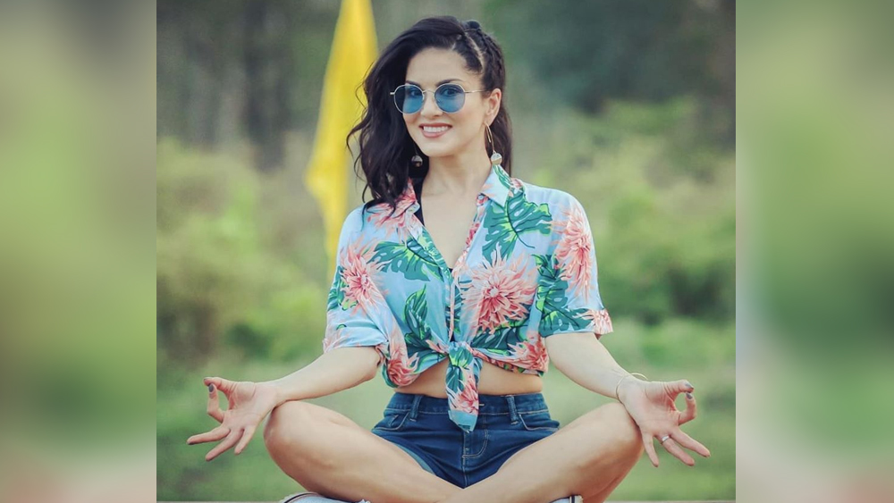 লকডাউনে শুটিং বন্ধ। কিন্তু তাতে রোজকার নিয়মে ছেদ পড়েনি। সকালে নিয়মিত যোগব্যায়াম তাঁর বহুদিনের অভ্যাস। ভক্তদের উৎসাহ দিতে সোশাল মিডিয়ায় সেই ছবি পোস্ট করেছিলেন সানি।