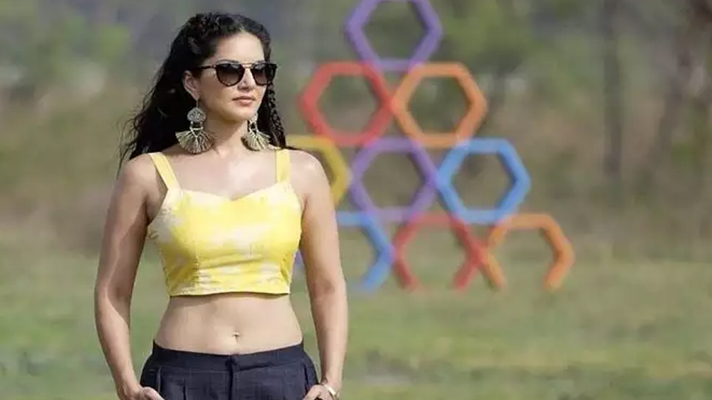 এই সময়েও ফোটোশুট চালিয়ে গিয়েছেন সানি। ইনস্টাগ্রামে সেই ছবি তুলে ধরেছেন ভক্তদের জন্য।