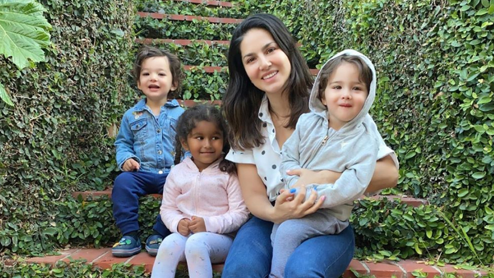 নিজের ইনস্টাগ্রাম প্রোফাইলে ১০ মে মাদার্স ডে উপলক্ষে তিন সন্তানকে নিয়ে ছবি পোস্ট করেন সানি। সেইসঙ্গে বার্তা দেন, ‘‘করোনার মতো অদৃশ্য শত্রুর হাত থেকে সন্তানদের নিরাপদ স্থানে নিয়ে যাওয়ার সুযোগ আমার আছে।’’ জানিয়ে দেন তাঁর গন্তব্য, ‘গোপন উদ্যান’। সঙ্গী ছিলেন স্বামী ওয়েবার ও তাঁদের তিন সন্তান। দুই ছেলে আশার ও নোয়া এবং মেয়ে নিশা।