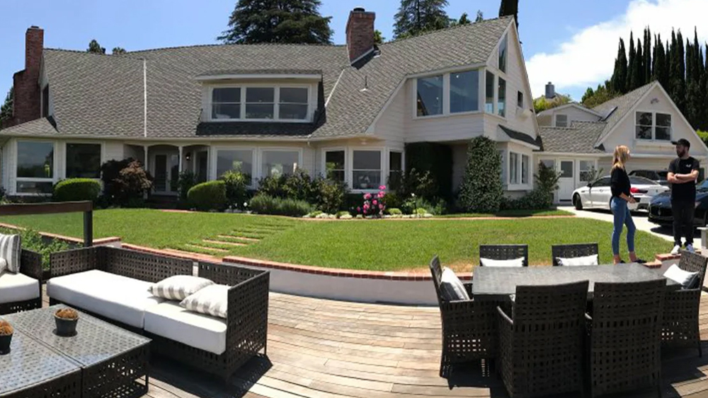 সানি উড়ে গিয়েছিলেন আমেরিকায়। লজ অ্যাঞ্জেলসে নিজের বাড়ি রয়েছে তাঁর। হলিউড থেকে আধ ঘণ্টা দূরে শেরমান ওক এলাকায়।