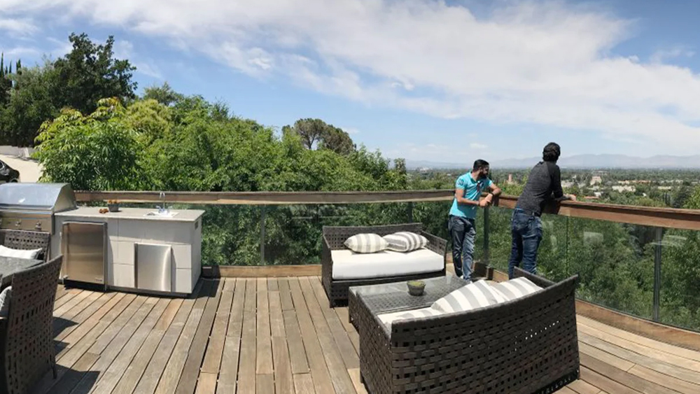 প্রকৃতির মাঝে সুখী গৃহকোণ। সেখানকারই একটি অংশ থেকে ক্যামেরাবন্দি হয়েছে লস অ্যাঞ্জেলসের এক টুকরো আকাশ। ইনস্টাগ্রামে সেই ছবি তুলে ধরেছেন ওই অভিনেত্রী।