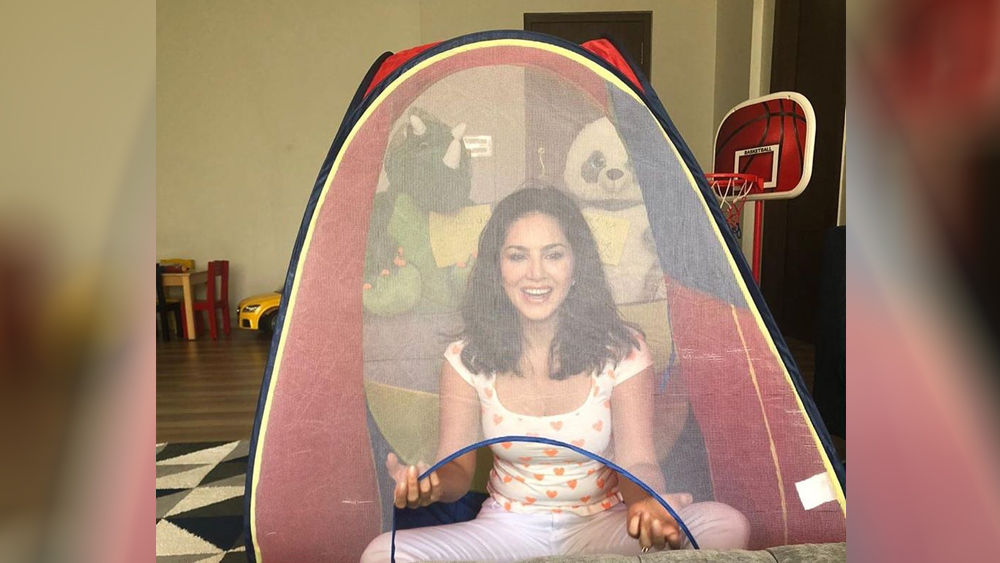 ওই বাড়ির অন্দরসজ্জা কেমন? সেই ছবিও ভক্তদের জন্য শেয়ার করেছেন তিনি।