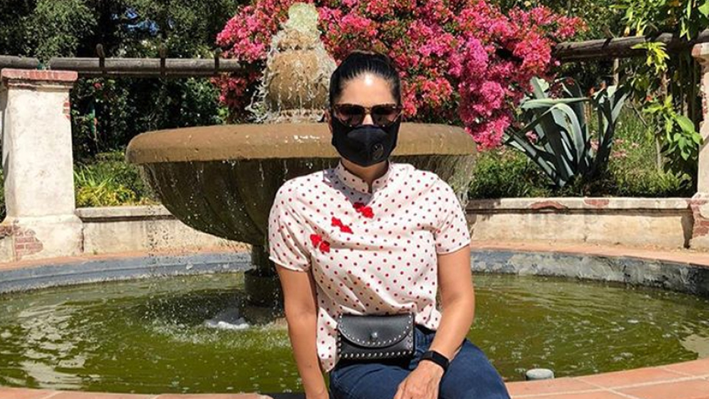 শহর থেকে অনেক দূরে। সেখানে দূষণ নেই। রয়েছে তাজা বাতাস আর প্রকৃতির ছোঁয়া। সেই প্রাকৃতিক সৌন্দর্যের ছবি শেয়ার করে সানি লিখেছেন, ‘সামাজিক দূরত্ব বজায় রাখা অভ্যাস করছি।’