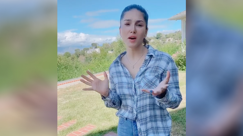 প্রকৃতির মাঝে কয়েকটা দিন কাটানো। লস অ্যাঞ্জেলস থেকে ভক্তদের শুভেচ্ছা জানিয়েছেন সানি।