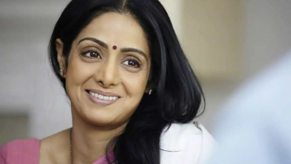 পোস্টমর্টেম রিপোর্টে লেখা ছিল, জলে ডুবে মৃত্যু। কিন্তু বাথটবের জলে কেউ কী ভাবে মারা যেতে পারেন, তা আজও অস্পষ্ট। বলিউডে কানাঘুষো শোনা গিয়েছিল, আত্মহত্যা। খুনের অভিযোগও উঠেছিল। কিন্তু কপূর পরিবার জোর গলায় বলেছিলেন, এ সবই কুৎসা।