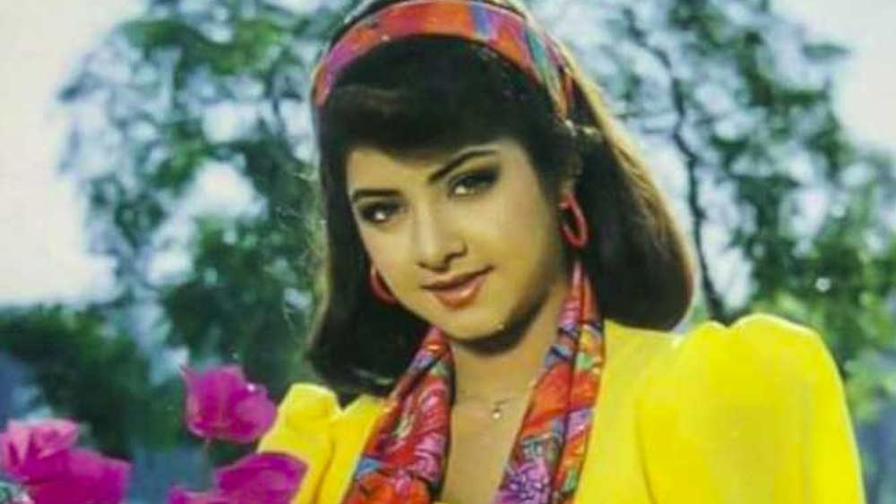 দিব্যা ভারতী: বলিউডে খুব বেশিদিন কাজ করার সুযোগ হয়নি তাঁর। তবে যে ক'টা দিন ছিলেন, তাঁর মুখের মিষ্টি হাসি, লুকস... বারে বারেই তুলনা করা হতো শ্রীদেবীর সঙ্গে। এক বছরে তাঁর এক ডজন ছবির রেকর্ড আজও ভাঙতে পারেনি কেউ। দিব্যার মৃত্যু হয় মাত্র ১৯ বছর বয়সে।