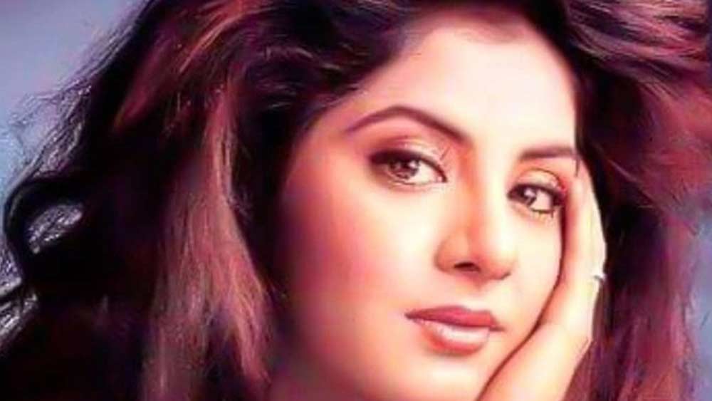 ১৯৯৩ সালের ৭ এপ্রিল নিজের ভারসোভার ফ্ল্যাট থেকে পড়ে গিয়ে মৃত্যু হয় তাঁর। কী হয়েছিল তাঁর মৃত্যুর রাতে? দিব্যা বিয়ে করেছিলেন বিখ্যাত প্রযোজক সাজিদ নাদিয়াওয়ালাকে। ওই দিন তাঁদের ফ্ল্যাটে ফ্যাশন ডিজাইনার নীতা লুল্লা সহ আরও বেশ কিছু বন্ধুবান্ধব এসেছিলেন। চলছিল রাত-পার্টি।