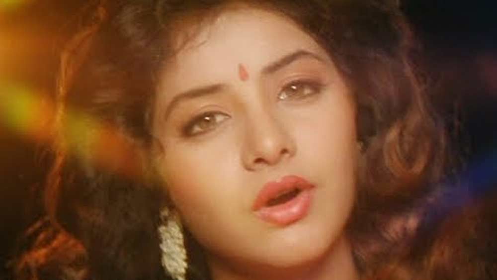 এমন সময়ে বাড়ির ব্যালকনি থেকে পড়ে মারা যান তিনি। পরিবার থেকে বলা হয়েছিল, টাল সামলাতে না পেরেই পড়ে গিয়েছিলেন তিনি। তবে শোনা গিয়েছিল দুর্ঘটনা নয়। পরিকল্পিত খুন। সাজিদ জড়িয়ে আছেন এর পিছনে। কিন্তু প্রমাণ মেলেনি। তাই কিছু বছর পর দিব্যার মৃত্যুর পুলিশ কেসও বন্ধ হয়ে যায়।