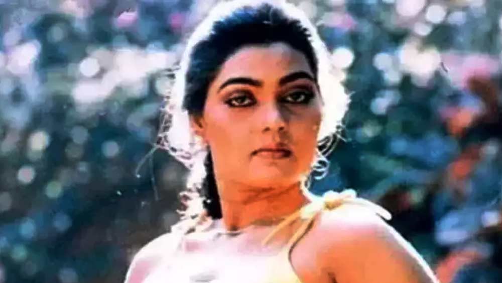 সিল্ক স্মিতা: আইটেম গার্ল থেকে অভিনেত্রী হয়ে উঠতে বেশ কাঠখড় পোড়াতে হয়েছিল এই অভিনেত্রীকে। কিন্তু মুম্বইয়ের নিজের আবাসনে আত্মহত্যা করেছিলেন তিনি। কেন করেছিলেন আত্মহত্যা? হতাশা, বিচ্ছেদের যন্ত্রণা নাকি অন্য কিছু, জানা যায়নি আজও।