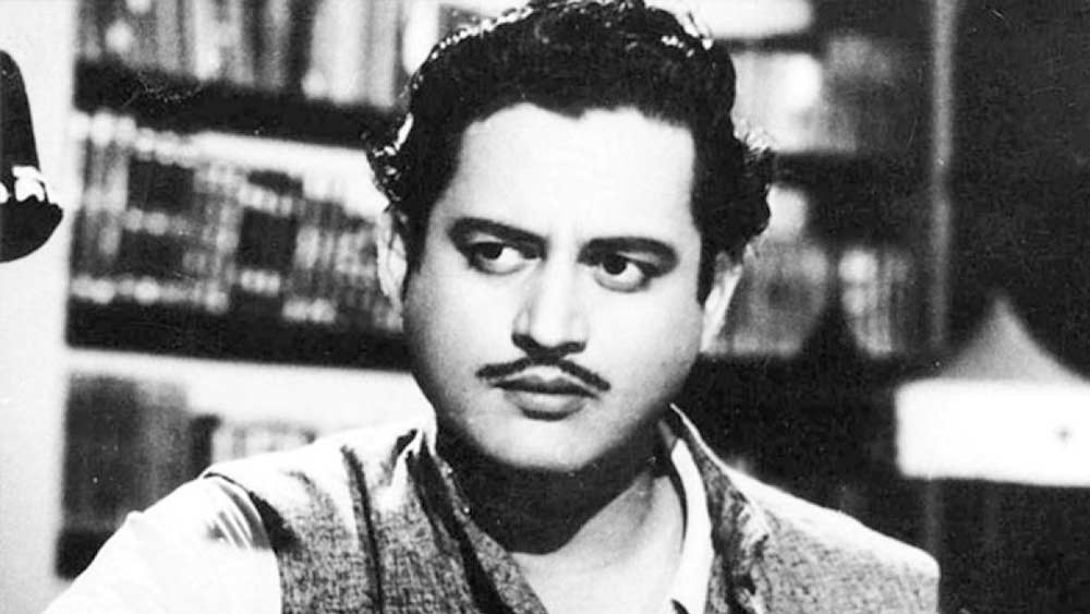 গুরু দত্ত: মাত্র ৩৯ বছর বয়সে মারা যান তিনি। তাঁর মৃত্যু জড়িয়েও রয়েছে রহস্য। 'কাগজ কে ফুল' খ্যাত এই অভিনেতা-পরিচালক মারা গিয়েছিলেন মদের সঙ্গে ঘুমের ওষুধ মিশিয়ে পান করে। অথচ যে দিন তিনি মারা গিয়েছিলেন তাঁর আগের দিনও বেশ হাসিখুশিতে কেটেছিল তাঁর।