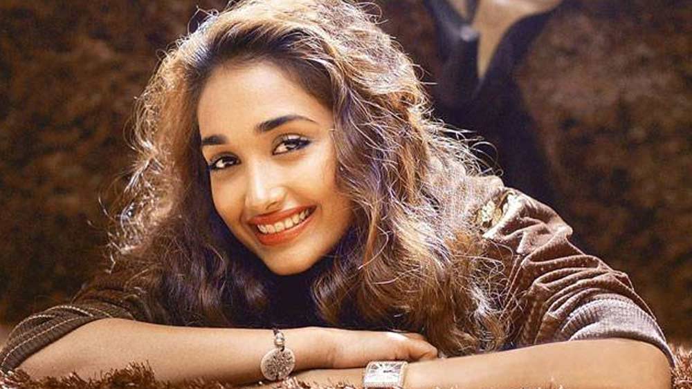 অভিযোগের তির উঠেছিল তাঁর সেই সময়ের বয়ফ্রেন্ড সূরজ পাঞ্চোলির উপর। তাঁর মা দাবি করেছিলেন, পরিস্থিতির চাপে জিয়া বাধ্য হয়েছিলেন নিজেকে শেষ করতে। উদ্ধার হয়েছিল তাঁর সুইসাইড নোটও। জিয়ার মৃত্যুর কেস আজও চলছে.....