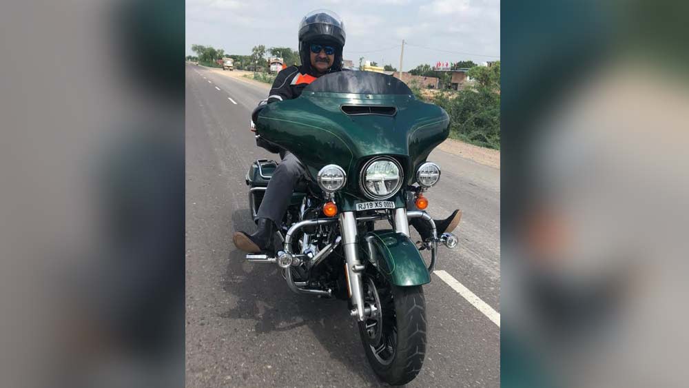 আরও অনেকের সঙ্গে অনলাইনে গাড়িটি কিনতে আবেদন জানিয়েছিলেন মনোজ শর্মা। তাতে তিনিই জয়ী হন। তবে দেড় কোটি টাকা দাম রাখলেও, ২২ শতাংশ কর ও অন্যান্য খরচ মিলিয়ে গাড়িটির দাম এসে ঠেকে ২ কোটি ১৫ লক্ষ টাকায়।