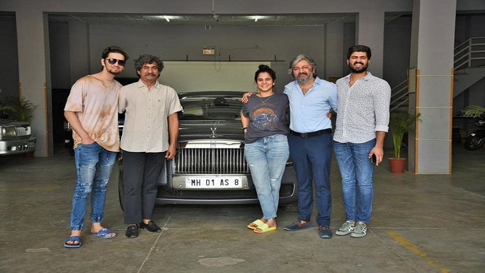 নগদ টাকাতেই ধূসর রঙের গাড়িটি কিনে নেন মনোজ শর্মা। লকডাউন চলাকালীন গত ১৯ মে গাড়িটি তাঁর জোধপুরের বাড়িতে পৌঁছয়। সপরিবারে গাড়িটির সঙ্গে ছবিও তোলেন মনোজ। আগামী দিনে সেটি নিয়ে রাস্তায় বেরনোরও ইচ্ছে রয়েছে তাঁর।