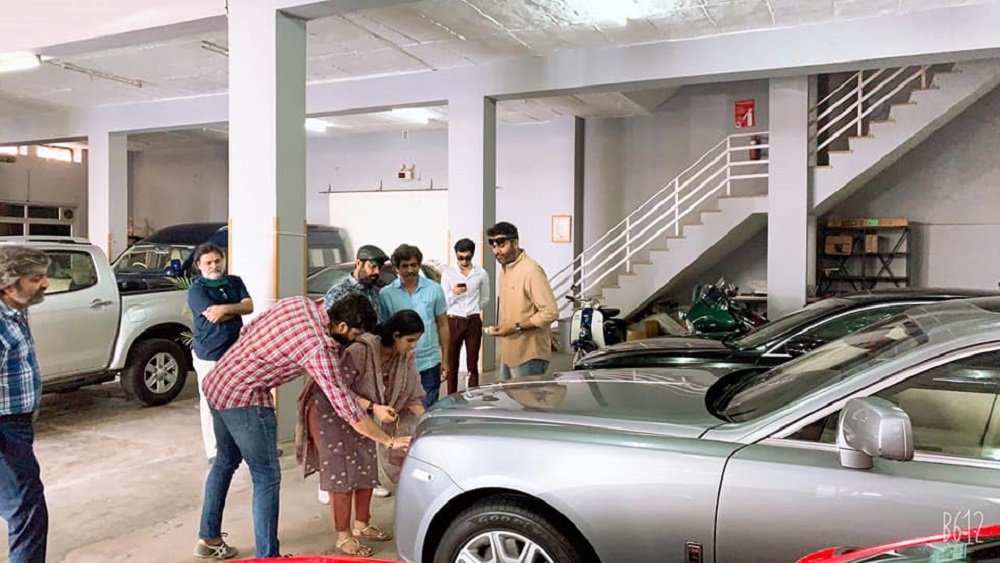 তবে শুধু রোল্‌স রয়েসই নয়, হস্তশিল্প ব্যবসায়ী মনোজ শর্মার গ্যারেজে একাধিক বহুমূল্য গাড়ি রয়েছে। হাই স্পিডের মোটরবাইকেরও শখ রয়েছে তাঁর।