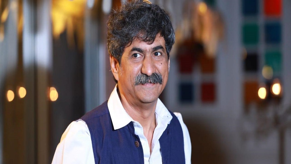 মনোজ শর্মার বাবা এল এন শর্মা ১৯৮৭ সালে ‘জাতীয় পুরস্কার’ও পান। এই মুহূর্তে দাদা প্রবীণ শর্মার সঙ্গে মিলে ব্যবসা চালান মনোজ শর্মা। ঘর সাজানোর জিনিস থেকে শুরু করে আসবাব, এ সবের পারিবারিক ব্যবসা রয়েছে তাঁদের। বিদেশেও জিনিসপত্র রফতানি করে তাঁদের সংস্থা।