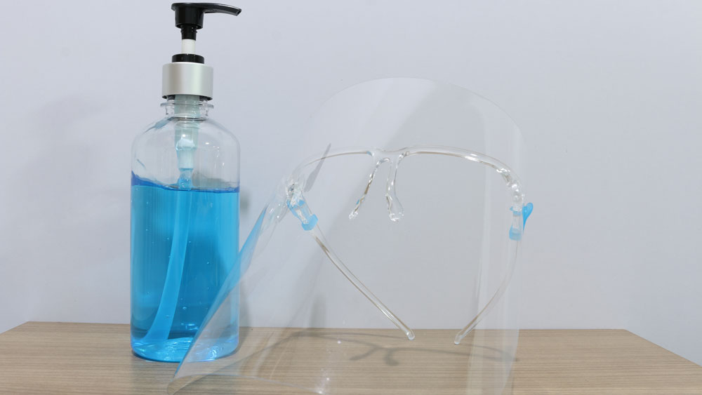 যাঁরা মাস্ক পরলে দমবন্ধ লাগে এই যুক্তিতে কষ্ট করে মাস্ক পরতে বাধ্য হন, ফেস শিল্ডে  তাঁদেরও সুবিধা। তা ছাড়া এটি জীবাণুমুক্ত করা সহজ। সাবান-জলে ধুয়ে নিলে বা স্যানিটাইজার দিয়ে মুছে নিলে তা পরিষ্কার হয়ে যায়।