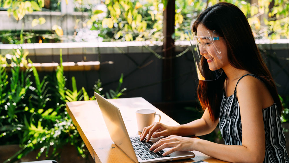 বিভিন্ন গবেষণা থেকে জানা গিয়েছে, শিল্ড পরলে মাত্র দেড় ফুট দূরে দাঁড়িয়েও যদি কেউ হাঁচেন, কাশেন, জোরে কথা বলেন বা হাসেন,  ৯৬ শতাংশ ক্ষেত্রে কোনও বিপদ হয় না।