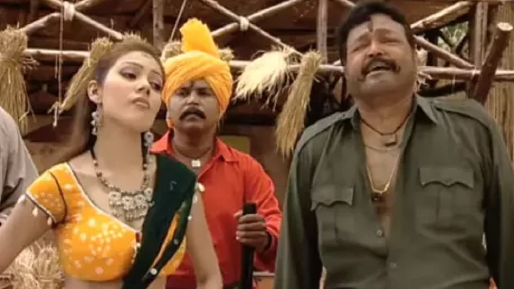 সেই মতো কাস্টিং ডিরেক্টরদের দরজায় হত্যে দিতেও শুরু করেন মুনমুন। নানা ছবির জন্য অডিশন দিতে শুরু করেন। কিন্তু কোথাও তেমন সুযোগ পাচ্ছিলেন না তিনি। এ ভাবে দীর্ঘদিন চলার পর ২০০৪ সালে ‘হম সব বারাতি’ সিরিয়ালে অভিনয়ের সুযোগ পান মুনমুন। শুরুতে সিরিয়ালে অভিনয় নিয়ে ছুঁৎমার্গ থাকলেও, শেষমেশ রাজি হয়ে যান তিনি।