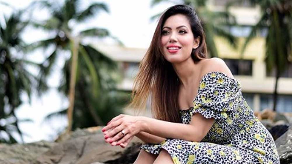 মুনমুন নিজে যদিও কখনও এ নিয়ে মুখ খোলেননি। এমনকি আরমানের সঙ্গে সম্পর্কের কথা অস্বীকারও করেন তিনি। এখনও পর্যন্ত নিজেকে ‘সিঙ্গল’ বলেই দাবি করেন মুনমুন। তবে হলিউড থেকে বলিউডে যখন #মিটু আন্দোলনের রেশ এসে পৌঁছেছিল, সেইসময় টেলিভিশন থেকে মুনমুনই প্রথম এ নিয়ে সরব হয়েছিলেন।