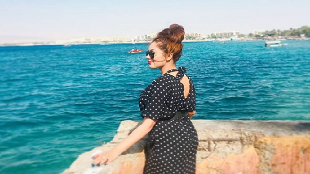 তবে এত কিছুর পরেও প্রচারের আলো থেকে নিজেকে সরিয়ে রাখতে পছন্দ করেন মুনমুন। তিনি বেড়াতে ভালবাসেন। সুযোগ পেলেই ব্যাগপত্র গুছিয়ে বেরিয়ে পড়েন। নিজের সোশ্যাল মিডিয়া অ্যাকাউন্টে সেই সব ছবিও পোস্ট করেন তিনি। সুযোগ পেলে গোটা পৃথিবী ঘুরে দেখতে চান, সংবাদমাধ্যমে এমনটাও জানিয়েছেন মুনমুন।