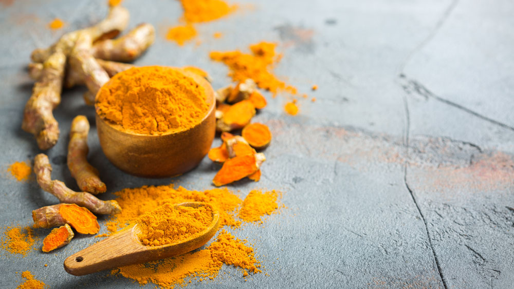 আয়ুর্বেদ শাস্ত্রে প্রাচীন কাল থেকেই যে সব খাবারকে রোগ প্রতিরোধক ও জীবাণুনাশক হিসেবে ধরা হত, হলুদ তাদের মধ্যে অন্যতম। আধুনিক চিকিৎসাবিজ্ঞানও হলুদের গুণাগুণ বিচার করে তাঁকে মান্যতা দিয়েছে। কাঁচা ও শুকনো হলুদের গুঁড়োতে আছে প্রচুর পরিমাণে কারকিউমিন যৌগ, যা আসলেও একটি অ্যান্টিঅক্সিডেন্ট।