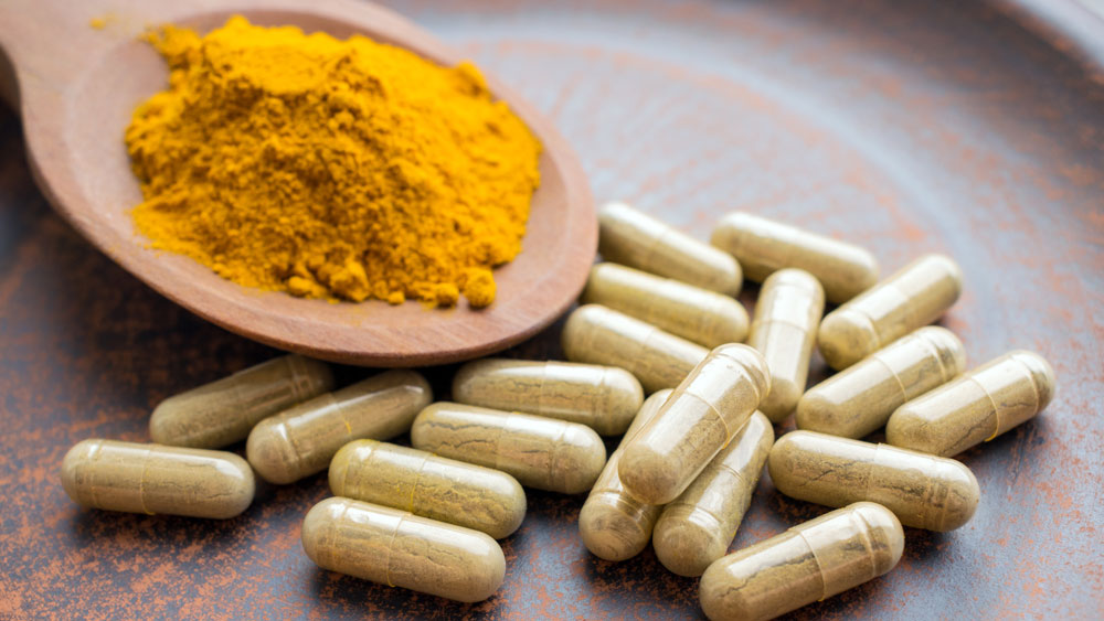 আয়ুর্বেদ বিশেষজ্ঞরা কারকিউমিনকে  ‘ম্যাজিক যৌগ’ বলেন। কারকিউমিন ছাড়াও হলুদে আছে ফোলেট  যা ফলিক অ্যাসিডের মূল উপাদান (গর্ভাবস্থার শুরু থেকে নিয়মিত খাওয়া উচিত), নিয়াসিন, ক্যালসিয়াম, সোডিয়াম, পটাসিয়াম, ফসফরাস, জিঙ্ক, ম্যাগনেসিয়াম, ম্যাঙ্গানিজ, আয়রন, ভিটামিন কে, ভিটামিন ই, প্রোটিন এবং কার্বোহাইড্রেট।