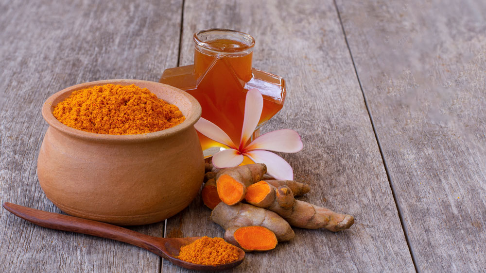 ‘ন্যাশানাল রিসার্চ ইনস্টিটিউট ফর আয়ুর্বেদিক ড্রাগ ডেভলপমেন্ট’-এর প্রাক্তন অধিকর্তা, আয়ুর্বেদ বিশেষজ্ঞ সুবল কুমার মাইতির মতে, খুব ভাল হয় যদি শুকনো হলুদ বেটে নিয়ে রান্নায় ব্যবহার করা যায়। এ ছাড়া সকালে খালিপেটে এক ইঞ্চি পরিমাণে কাঁচা হলুদ সামান্য আখের গুড় দিয়ে খেয়ে এক গ্লাস গরম জল খেলে শরীরের সব দূষিত পদার্থ বেরিয়ে যাওয়ারর পাশাপাশি রোগ প্রতিরোধ ব্যবস্থা জোরদার হয়।’’