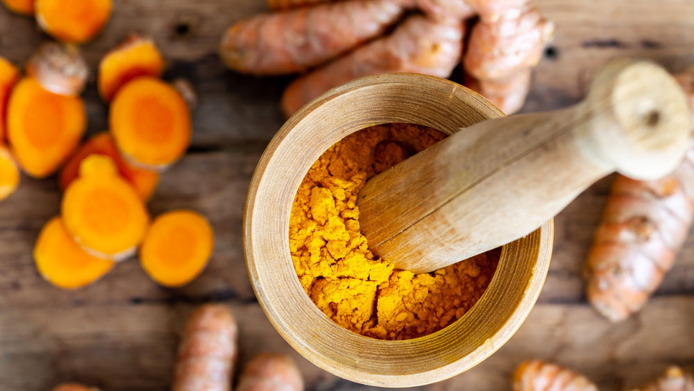 তবে শুকনো হলুদের চেয়ে কাঁচা হলুদে উপকার বেশি। যেমন, কাঁচা হলুদে ভিটামিন-সি থাকে যা, শুকনো হলুদে থাকে না। তবে দু’রকম হলুদেই কারকিউমিন থাকে। এটি রোগ প্রতিরোধের পাশাপাশি আমাদের পিত্ত নিঃসরণও বাড়িয়ে দেয়। ফলে এক দিকে হজম ক্ষমতা বাড়ে অন্য দিকে হজম সংক্রান্ত নানা সমস্যাও কমে যায়।