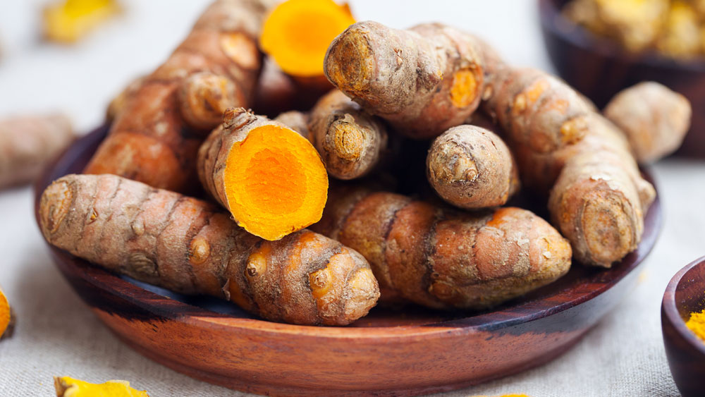 সকালে খালিপেটে কাঁচা হলুদ খেলে প্যানক্রিয়াস উদ্দীপিত হয় ও সঠিক ভাবে কাজ করতে পারে। ফলে ডায়াবিটিস কিছুটা প্রতিরোধ করা যায়।  ডায়াবিটিসের রোগীরাও হলুদ খেলে রোগের জটিলতা কম থাকে।