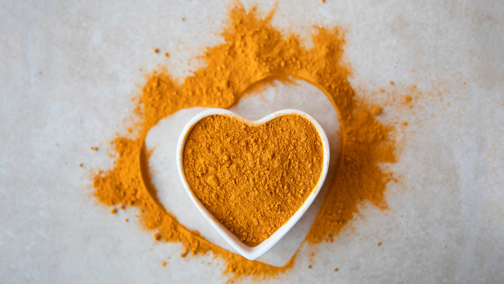 হার্টের অসুখ প্রতিরোধ করতে পারে হলুদের কারকিউমিন। হৃদপিণ্ডের রক্তবাহী ধমনীতে চর্বির প্রলেপ পড়ে আর্টারি সরু হয়ে গিয়ে হার্টে অক্সিজেন কমে যায়। এতে আচমকা হার্ট অ্যাটাকের ঝুঁকি বাড়ে। এই সমস্যা প্রতিরোধ করতে পারে হলুদ। রোজকার ডাল-তরকারিতে কিছুটা হলুদ থাকলে ধমনিতে চর্বি জমার হার অনেকটাই কমে যায়।