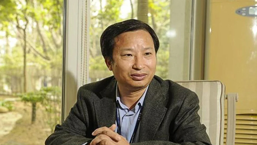 ১৯৯৫ সালে তিনি একটি বায়োটেক সংস্থার সেলস ম্যানেজার হন। অভিজ্ঞতা সঞ্চয় করে ২০০৯ সালে নিজের প্রথম স‌ংস্থা ‘মিনহাই’ শুরু করেন তিনি। ফোর্বস পত্রিকার সাম্প্রতিক তালিকা অনুযায়ী বিচ্ছেদের আগে তিনি বিশ্বের ৩২০ নম্বর ধনকুবের ছিলেন।