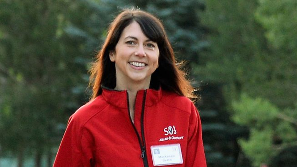 অ্যামাজনের প্রতিষ্ঠাতা জেফ বিচ্ছেদের শর্তস্বরূপ প্রাক্তন স্ত্রীকে অনলাইন রিটেলারের ৪ শতাংশ দিয়েছিলেন। এর ফলে ম্যাকেঞ্জির সম্পত্তির পরিমাণ পৌঁছয় ৪৮ কোটি ডলারে। বর্তমানে তিনি বিশ্বের চতুর্থ ধনীতম মহিলা।