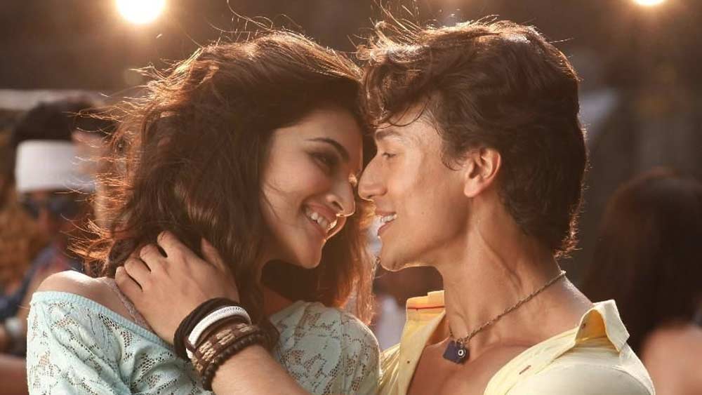 ওই বছরই ‘হিরোপন্তি’ ছবি দিয়ে বলিউডে ডেবিঊ হয় তাঁর। বিপরীতে টাইগার শ্রফ। বক্স অফিসে মাঝারি আয় হয় এই ছবির। যদিও ‘হিরোপন্তি’-র আগেই বলি-ডেবিউ হতে পারত তাঁর। কৃতি নিজেই একবার এক সাক্ষাৎকারে জানিয়েছিলেন, এক স্টারকিডের জন্যই নাকি সেই সুযোগ হাতছাড়া হয়ে গিয়েছিল তাঁর।