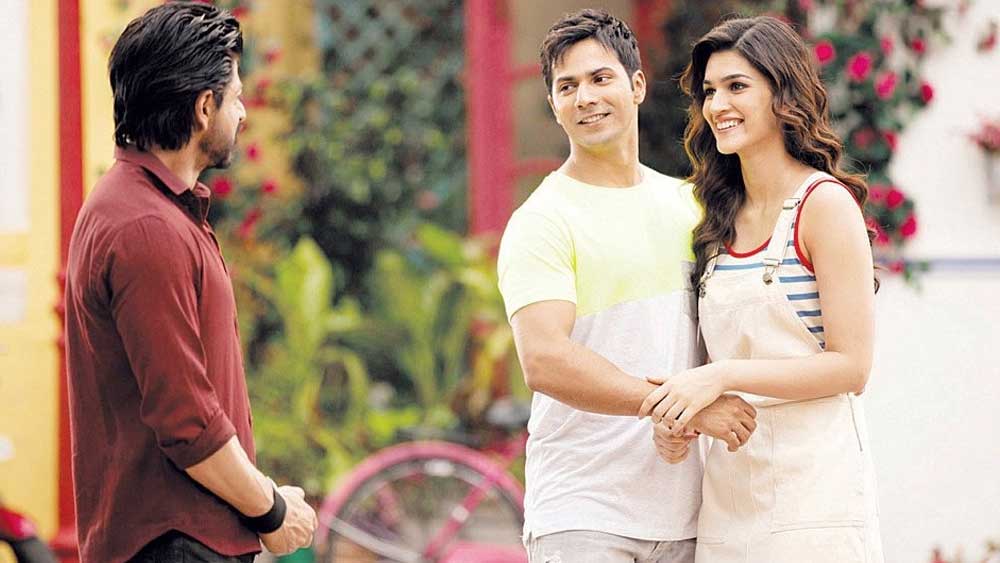 কৃতির জীবনে অন্যতম গুরুত্বপূর্ণ ছবি হল ‘দিলওয়ালে’। বিপরীতে বরুণ ধওয়ন। ওই ছবিই ছিল কাজল এবং শাহরুখ জুটির মেগা প্রত্যাবর্তন। তাই ছবি নিয়ে হাইপ ছিল প্রথম থেকেই। ওই ছবি সমালোচকদের কাছে মিশ্র প্রতিক্রিয়া পেয়েছিল।