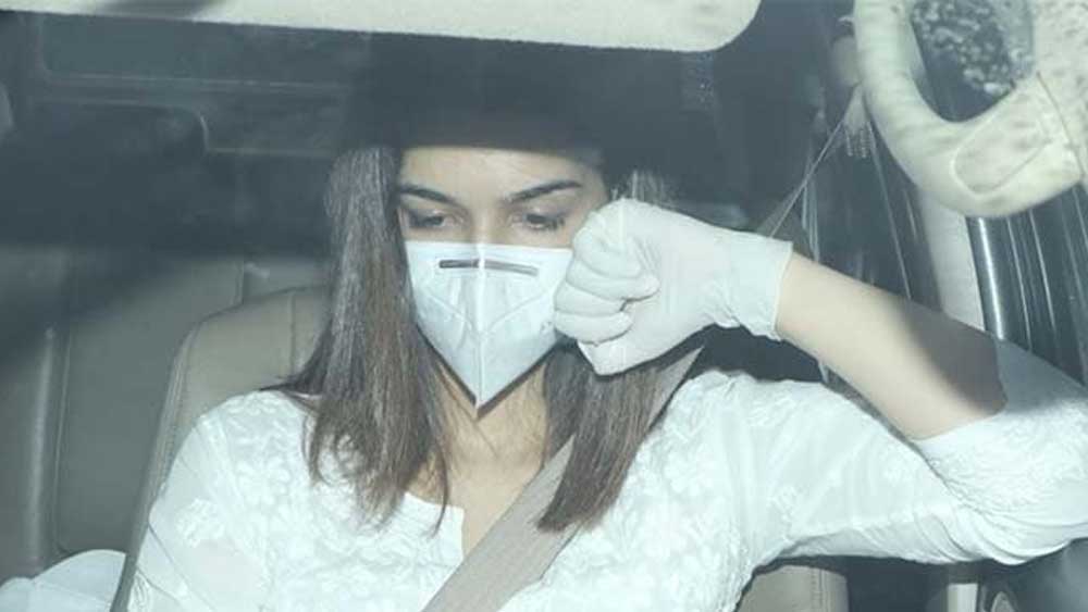 কিন্তু সুশান্তের শেষকৃত্যে বলিউডের তাবড় সেলেবরা যখন আসার প্রয়োজন মনে করেননি, তখন কৃতি সেখানে উপস্থিত ছিলেন। ফিরে এসে সুশান্তকে নিয়ে এক আবেগঘন পোস্টও করেন তিনি।