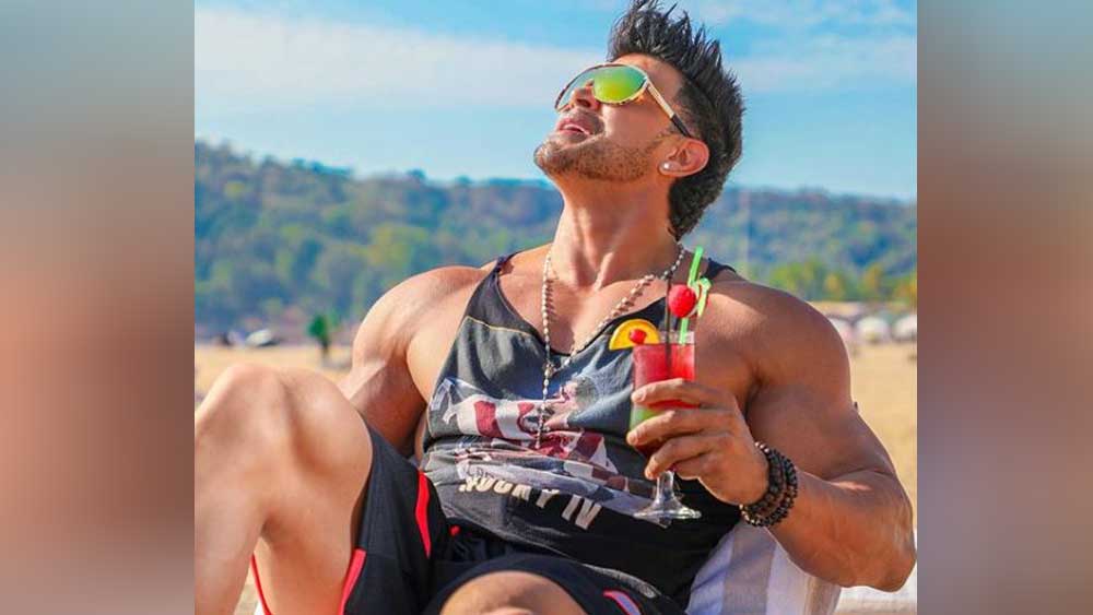 এই তালিকায় বিস্ফোরক আরও এক অভিনেতা। তিনি সাহিল খান। বলিউডের ‘খান’দানের বিরুদ্ধে সরাসরি আঙুল তুলেছেন তিনি। প্রকাশ্যে এনেছেন চাঞ্চল্যকর কিছু তথ্য। পদবিতে ‘খান’ থাকলেও বলিউডের খান-দের সঙ্গে তাঁর কোনও সম্পর্ক নেই। সাহিলের বলি ডেবিউ হয়েছিল ‘স্টাইল’ ছবির মধ্য দিয়ে।