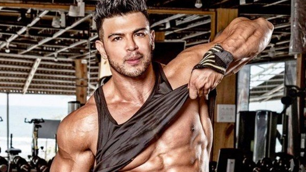 সাহিল বলে চলেন, “আমি নতুন ছিলাম। ওঁর ফ্যান ছিলাম। সেই আমিই কিনা ওঁর সঙ্গে এক ফ্রেমে! পছন্দ হয়নি তাঁর। আর সেই জন্যই বোধহয় ইচ্ছে করে আমায় বিভিন্ন ছবি থেকে বাদ দিতে শুরু করেন তিনি।”