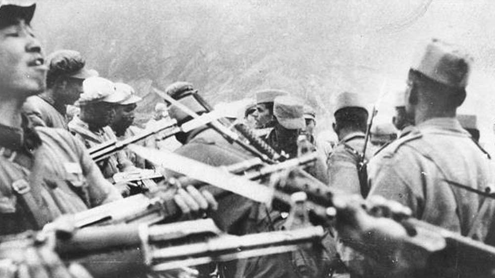 নুরানাং সেতুর কাছে রক্ষণাত্মক অবস্থান নিয়ে থাকা ভারতীয় সেনাদের উপর ভয়ঙ্কর আক্রমণ হানে চিনা সেনা। ঢেউয়ের মতো আছড়ে পড়তে থাকে চিনা আক্রমণ। কিন্তু পর পর তিন বার তাদের সব চেষ্টা বিফল হয়।