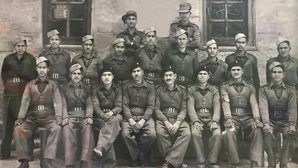 পাল্টা হামলার দায়িত্ব নিজেদের কাঁধে তুলে নেন লান্স নায়েক ত্রিলোক সিংহ নেগি, রাইফলেনম্যান গোপাল সিংহ গুসেইন এবং রাইফেলম্যান যশোবন্ত সিংহ। পাথর আর ঝোপঝাড়ের আড়াল দিয়ে তারা শত্রুপক্ষের ১০ থেকে ২২ গজের কাছে পৌঁছে যান।