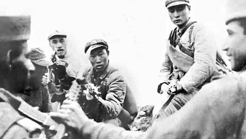 উল্টো দিক থেকে ধেয়ে আসা মুহুর্মুহু গুলি এড়িয়ে গ্রেনেড হামলা চালাতে চালাতে চিনাদের সেই পজিশনে পৌঁছে যান যশোবন্ত সিংহ এবং গোপাল সিংহ। তাঁদের কভার ফায়ার দিতে থাকেন ত্রিলোক সিংহ। তিন চিনা সেনাকে মেরে দুই ভারতীয় সেনা ওই মিডিয়াম মেশিন গানটির দখল নেন।