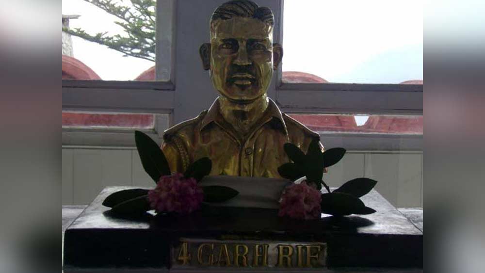 সে দিন যশোবন্ত সিংহ রাওয়াত মারা গেলেও, সেখান থেকেই জন্ম নেয় তাঁকে ঘিরে থাকা কিংবদন্তি, যা তাঁকে করে রেখেছে অমর। লোকমুখে তিনি পেয়েছেন অরুণাচলের রক্ষাকর্তার স্বীকৃতি।