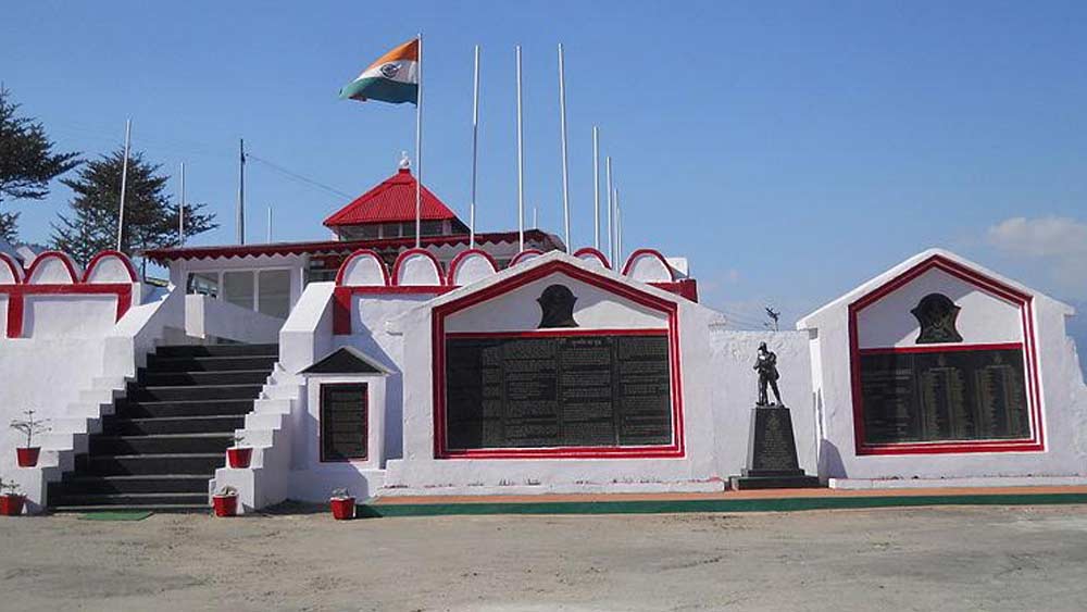 একটা বড় অংশের মানুষ বিশ্বাস করেন, এক দিন নয়, টানা তিন দিন চলেছিল সেই যুদ্ধ। এক বাঙ্কার থেকে অন্য বাঙ্কারে গিয়ে একা লড়েছিলেন যশোবন্ত। আর তাকে সাহায্য করেছিলেন স্থানীয় দুই আদিবাসী মেয়ে সেলা আর নুরা। তিন দিক থেকে গুলি আসছে দেখে চিনারা বুঝতেই পারেনি যে একা লড়ছেন যশোবন্ত। তাদের ধারণা ছিল বিপক্ষে বেশ বড় বাহিনী রয়েছে।