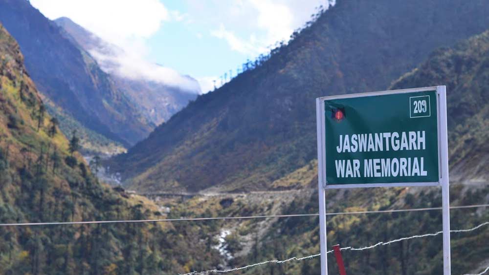 সেই কিংবদন্তি অনুযায়ী এর পর চিনাদের হাতে ধরা পড়ে যান সেই ব্যক্তি, যিনি যশোবন্তকে রসদ জোগাচ্ছিলেন। যশোবন্ত যে একা আছেন, রহস্য ফাঁস হয়ে যায়। তাঁকে ঘিরে ফেলা হয় চারদিক থেকে। ধরা পড়ে নুরা, সেলা মারা যায় গ্রেনেড বিস্ফোরণে।