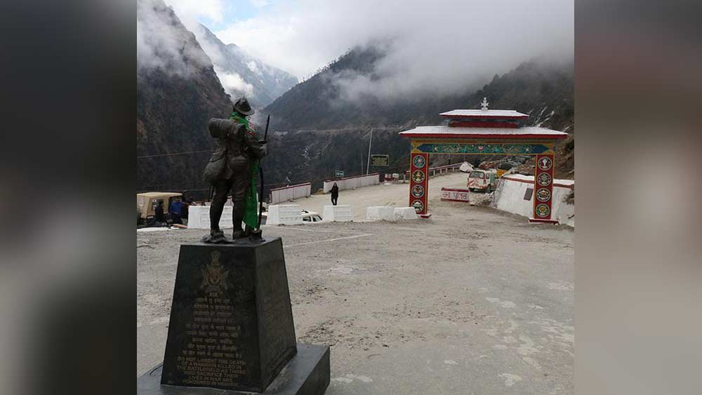 লোকগাথা বলে, ৩০০ চিনা সেনাকে মেরে শেষে আত্মঘাতী হন যশোবন্ত। যাতে শত্রুপক্ষের হাতে তাঁকে ধড়া পড়তে না হয়। রাগে ফুটতে থাকা চিনারা তাঁর মরদেহের মাথা কেটে নিয়ে চলে যায়। কেউ কেউ আবার বলেন তাঁকে ফাঁসিতেও ঝোলানো হয়। কিন্তু তাঁর বীরত্বে মুগ্ধ হয়ে এক চিনা সেনা কমান্ডার কাটা মস্তক সসম্মানে ভারতের হাতে তো তুলে দেনই, সেই সঙ্গে উপহার দেন তাঁর একটি পিতলের আবক্ষ মূর্তি।