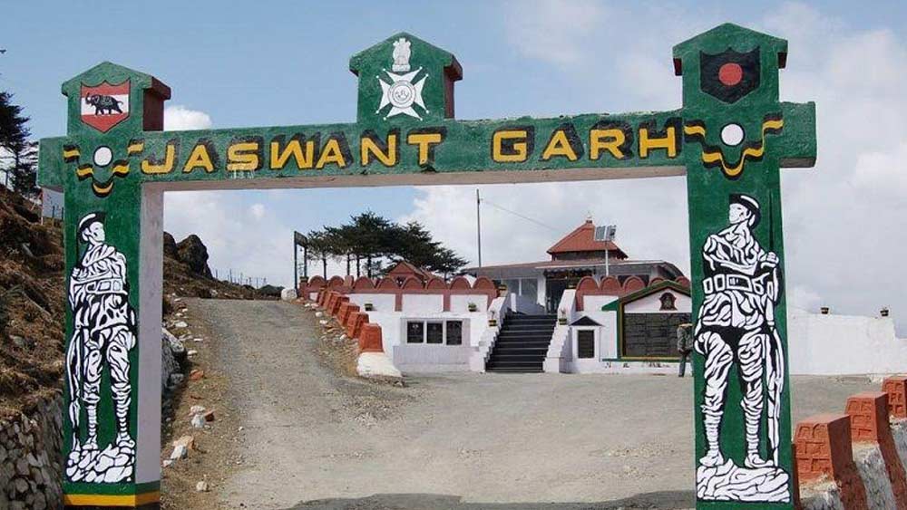 তাওয়াংয়ে এলে পর্যটকরা এক বার ঘুরে যান এখানে। অনেকে চিঠিও লিখে যান তাঁর উদ্দেশে। আর এ ভাবেই মৃত্যু অনেক অনেক বছর পরেও অমর হয়ে থাকেন যশোবন্ত সিংহ রাওয়াত, থুঁড়ি বাবা যশোবন্ত সিংহ, মাত্র ২১ বছর বয়সে যিনি দেশের জন্য প্রাণ দিয়েছিলেন।